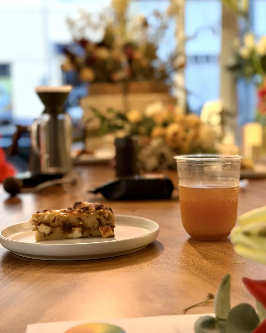 Dessert and dried flowers — What is left on the table once the workshop is under way.